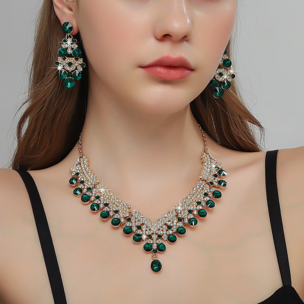 Luxurious And Fashionable Bohemian-style Set For Women With 3 Pieces Of Inlaid Rhinestone. Perfect For Banquets, Parties, Or As A Gift.